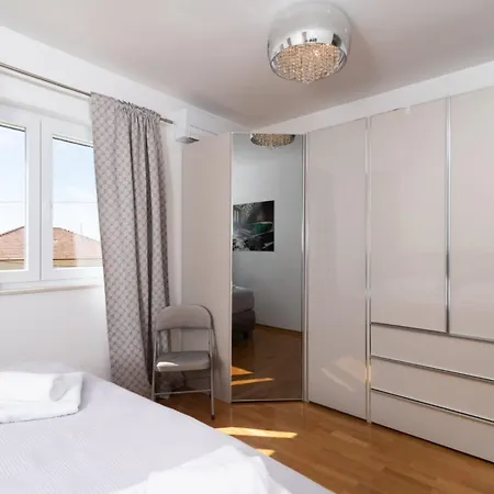 Modern With Private Jacuzzi Mikis 트로기르