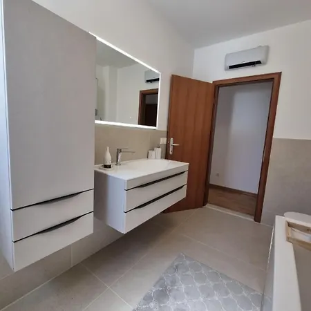 아파트 Modern With Private Jacuzzi Mikis 트로기르