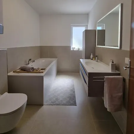 Modern With Private Jacuzzi Mikis 트로기르