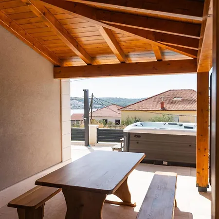 Modern With Private Jacuzzi Mikis