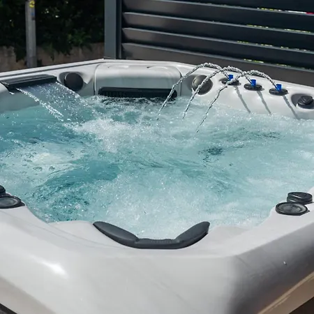 Modern With Private Jacuzzi Mikis 트로기르